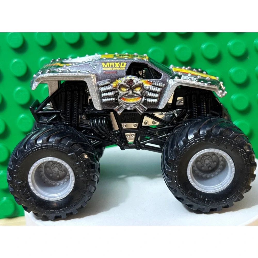 Monster Jam Max-D Maximum Destruction Silver 1:64 Die-Cast Monster Truck BKT